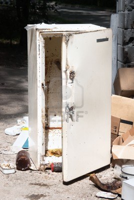 5279029-old-rotto-il-frigorifero-spazzatura-cantiere-con-decadimento-cibo-all-39-interno